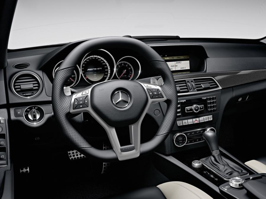  Mercedes-Benz C63 AMG 2012 года  (фото 19 из 40)